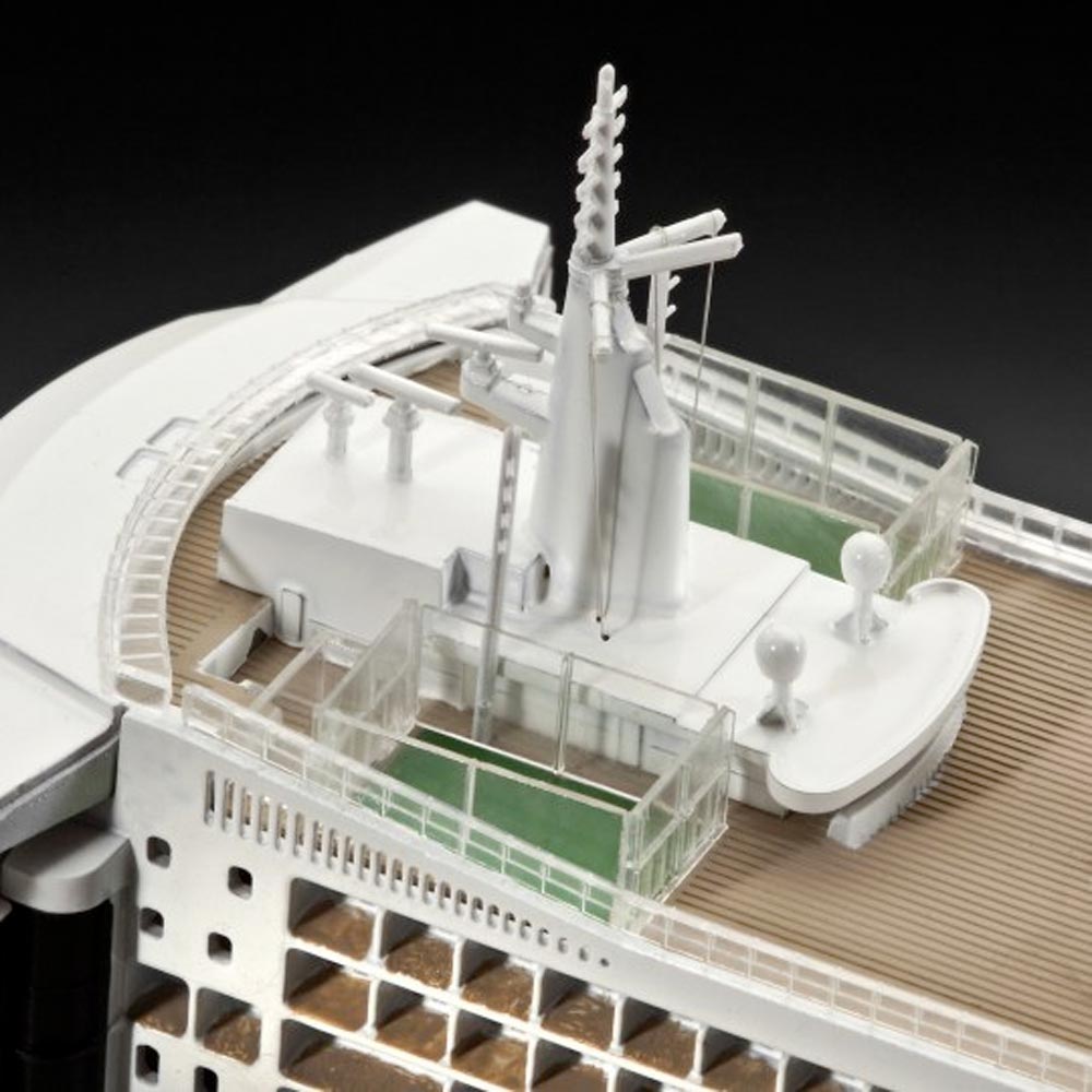 Revell 05231 Queen Mary 2 Cruise Ship 1:700 Model Kit