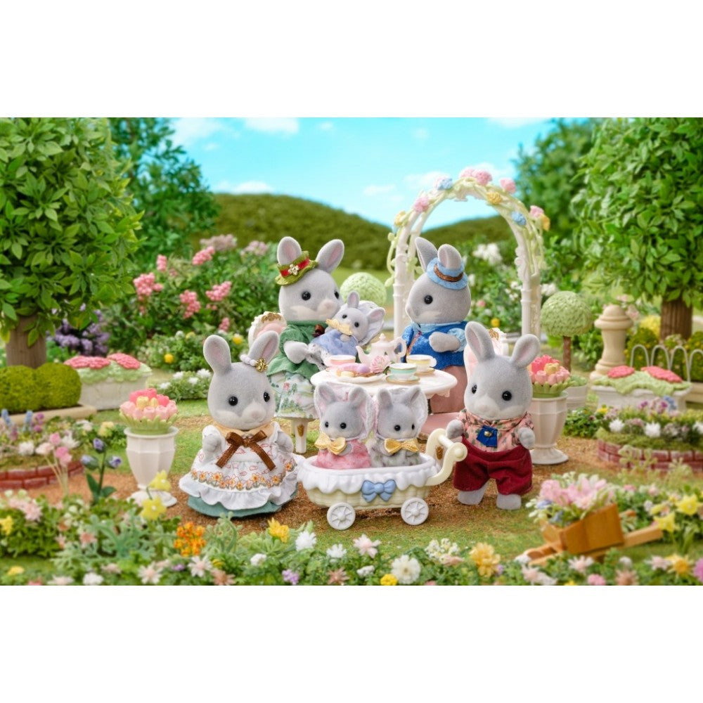 SYLVANIAN Families Cottontail Rabbit Family Celebration Set 5863