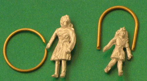 Springside DA94 Unpainted Whitemetal Girls (2) w/Hoop & Rope Figure Set OO Gauge