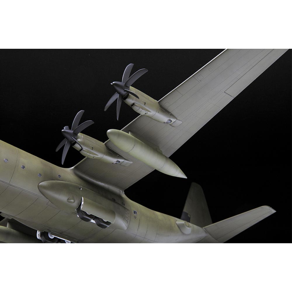 Zvezda 7324 C-130J-30 Heavy Transport Plane 1:72 Model Military Aircraft Kit
