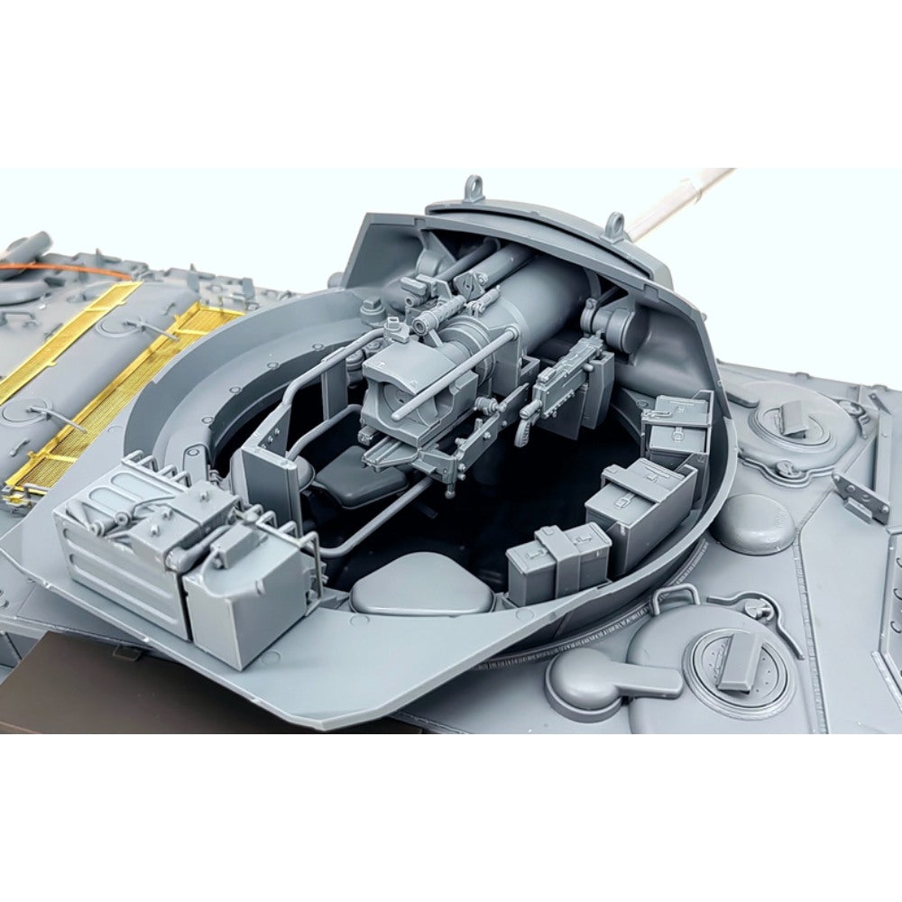 Gecko Models 16GM0035 M24 Chaffee in British Service 1:16 Model Kit