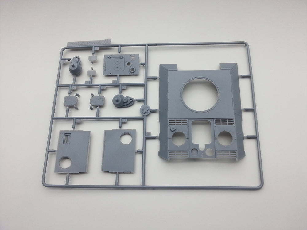 Amusing Hobby 35A004 LEOPARD VK1602 1:35 Model Kit