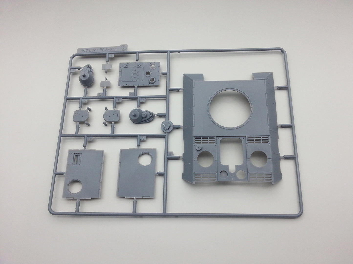 Amusing Hobby 35A004 LEOPARD VK1602 1:35 Model Kit