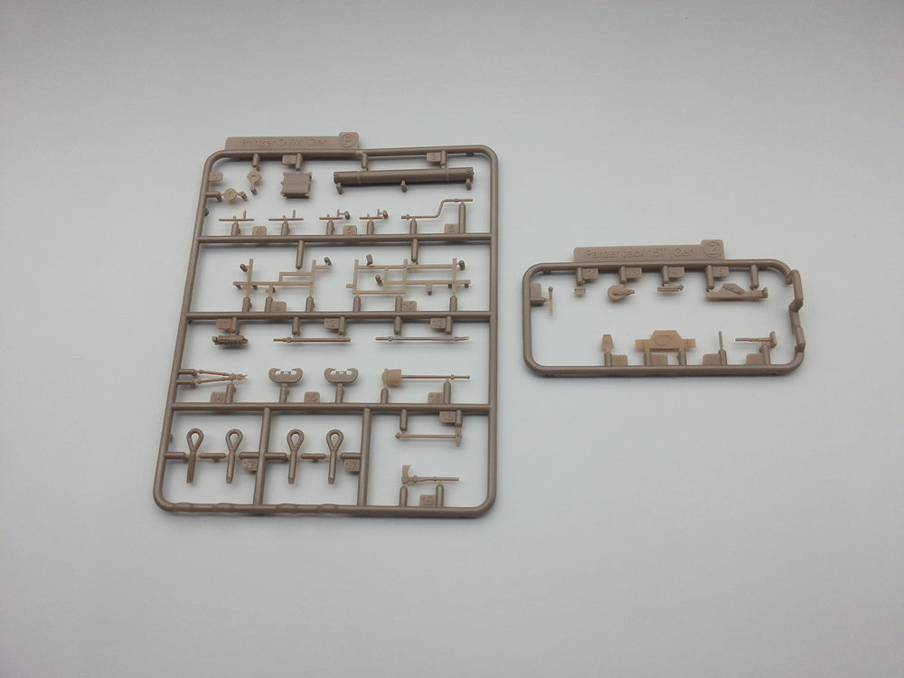 Amusing Hobby 35A004 LEOPARD VK1602 1:35 Model Kit