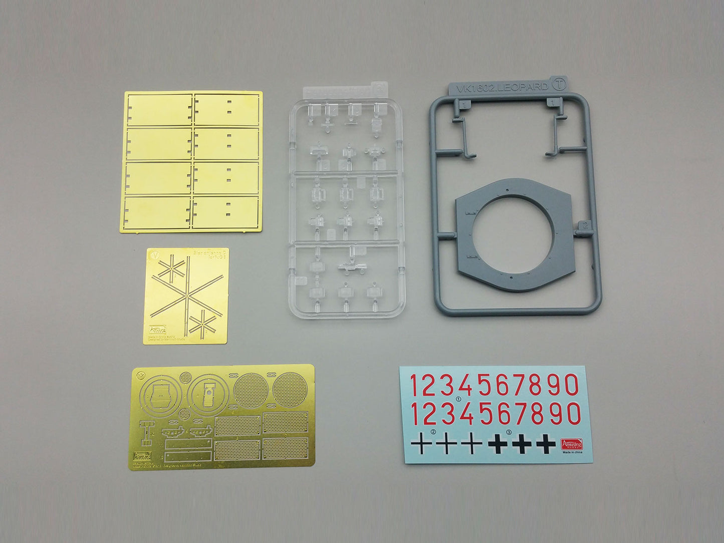Amusing Hobby 35A004 LEOPARD VK1602 1:35 Model Kit