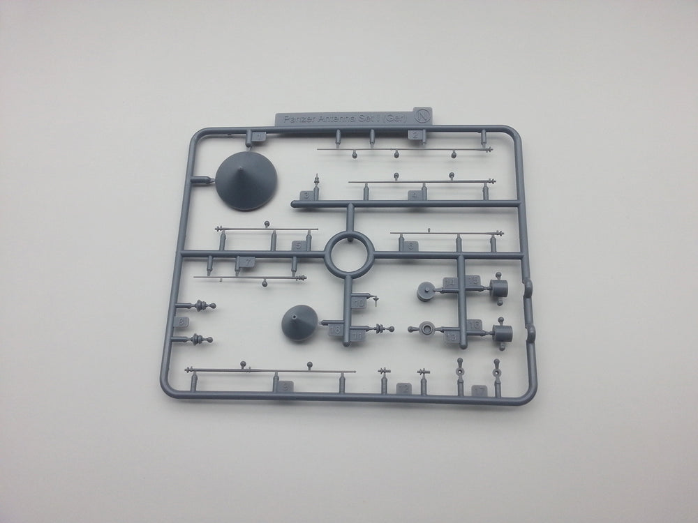 Amusing Hobby 35A004 LEOPARD VK1602 1:35 Model Kit