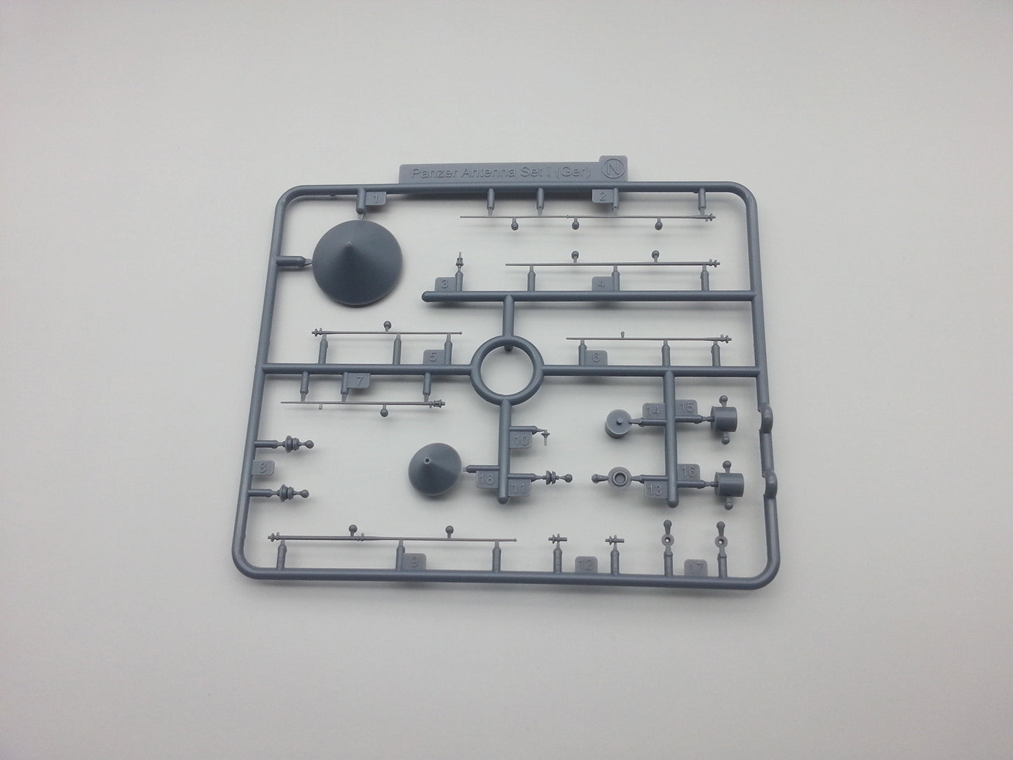 Amusing Hobby 35A004 LEOPARD VK1602 1:35 Model Kit