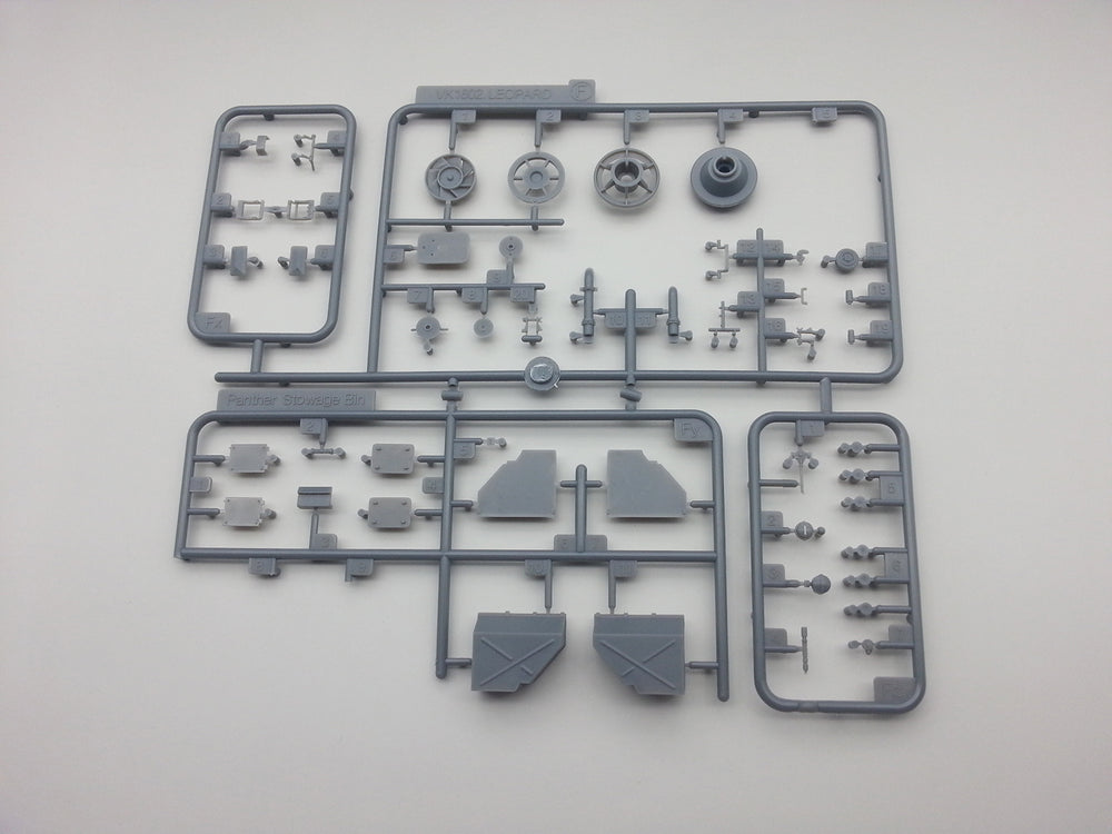 Amusing Hobby 35A004 LEOPARD VK1602 1:35 Model Kit