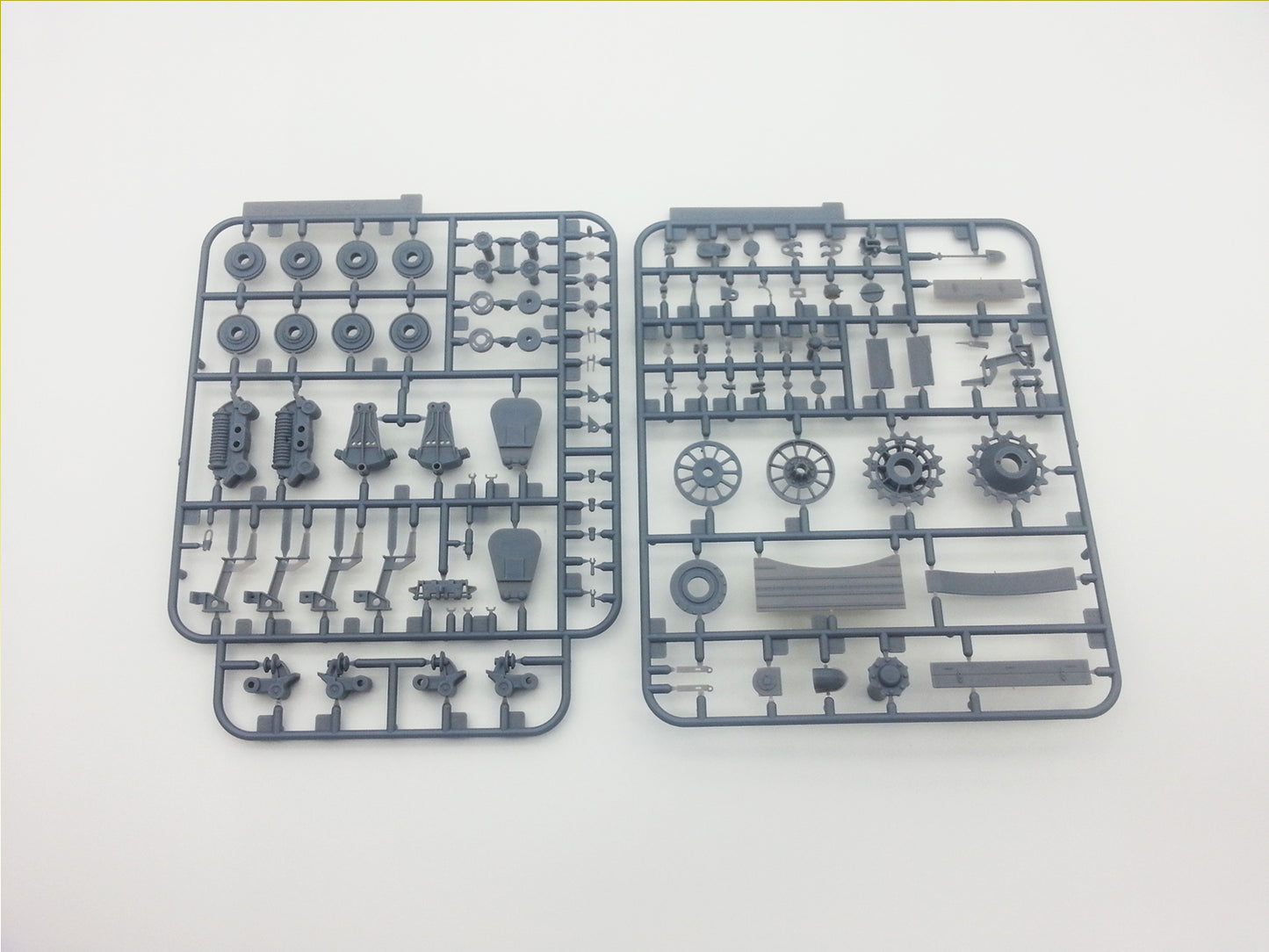 Amusing Hobby 35A008 FV215B 1:35 Model Kit