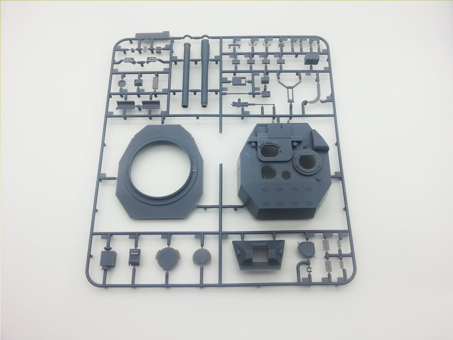 Amusing Hobby 35A008 FV215B 1:35 Model Kit