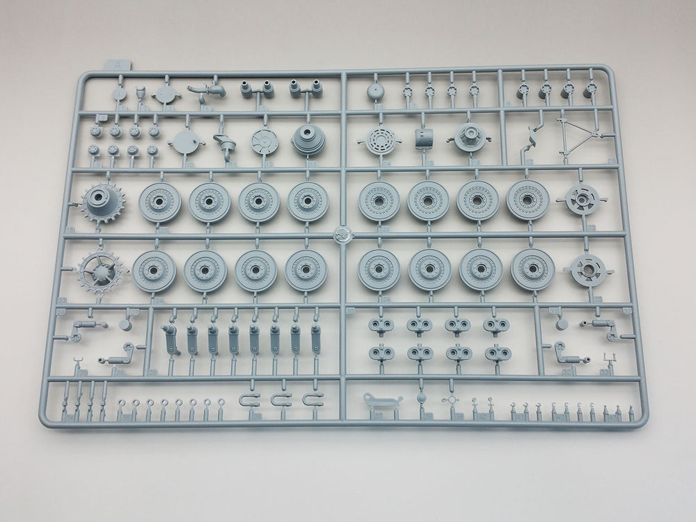 Amusing Hobby 35A015 E-100 German Super Heavy tank 1:35 Model Kit