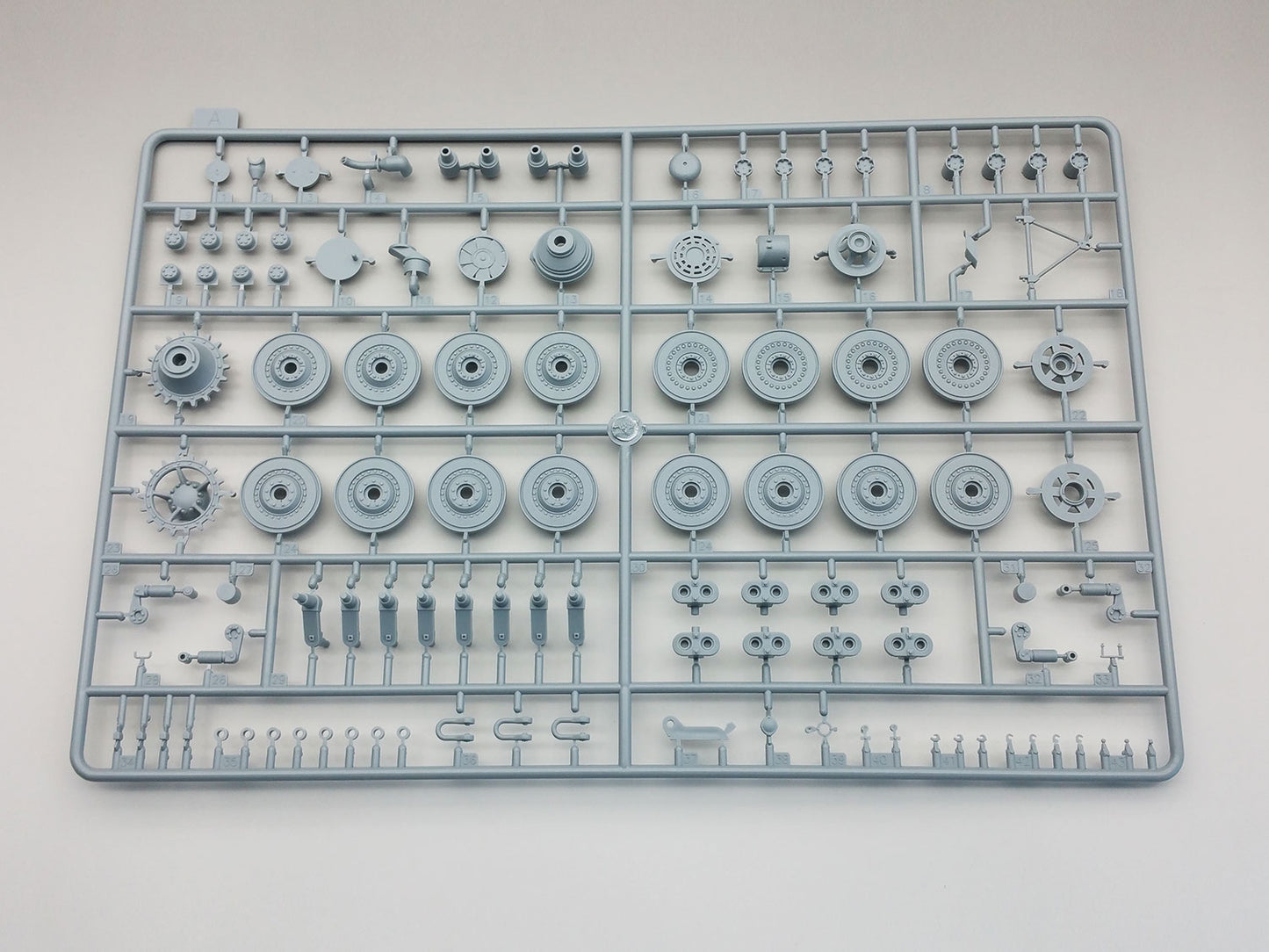 Amusing Hobby 35A015 E-100 German Super Heavy tank 1:35 Model Kit