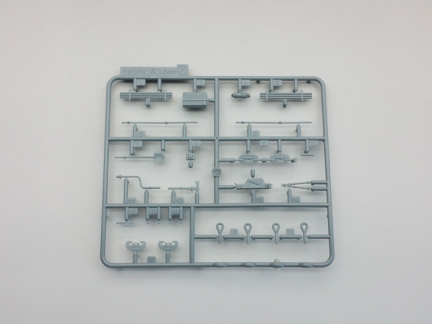 Amusing Hobby 35A015 E-100 German Super Heavy tank 1:35 Model Kit