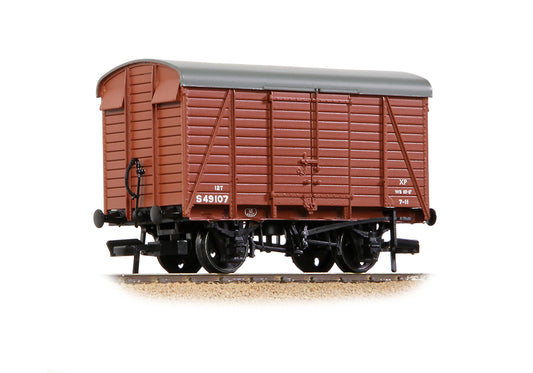 Bachmann Branchline 38-071C SR 12T Even Planked Ventilated Van BR Bauxite Early