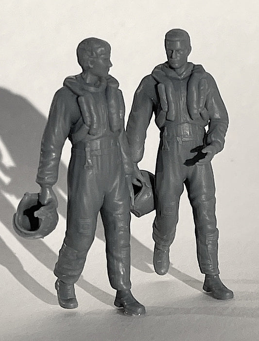Pilot Replicas 483DP004 1:48 RAF pilots walking, late 1950s & 1960s