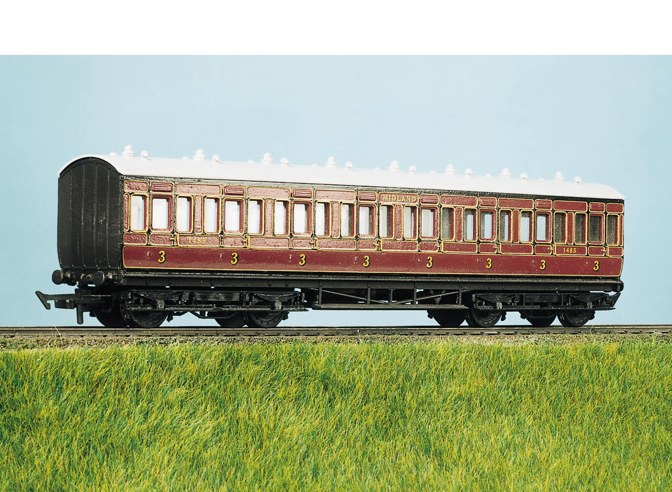 Parkside PC710 LMS 48 feet Suburban Coach Kit HO/OO Gauge