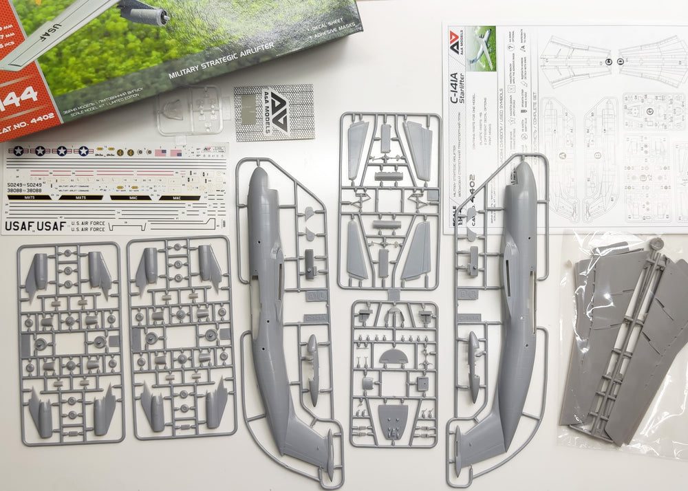 A & A AAM4402 1:144 C-141A Starlifter Transport Aircraft
