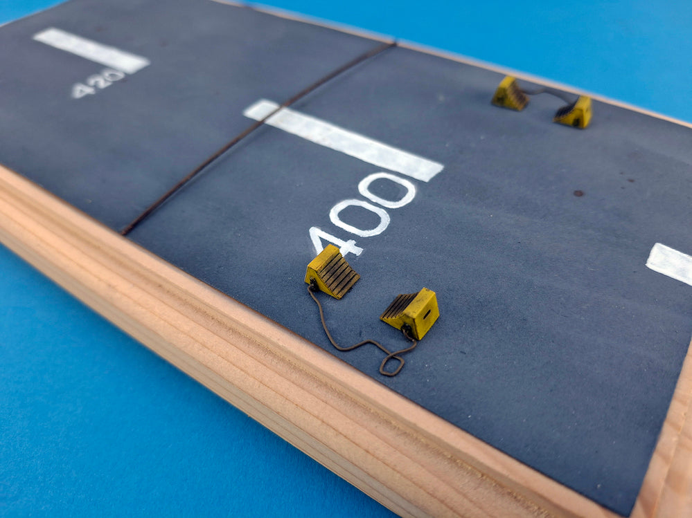 Aims AIMS24P004 1:24 FAA Wheel chocks