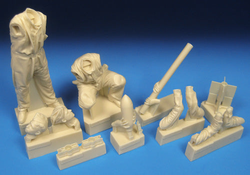 Barracuda Studios BCR24271 1:24 RAF Ground-crew Assembling Rocket
