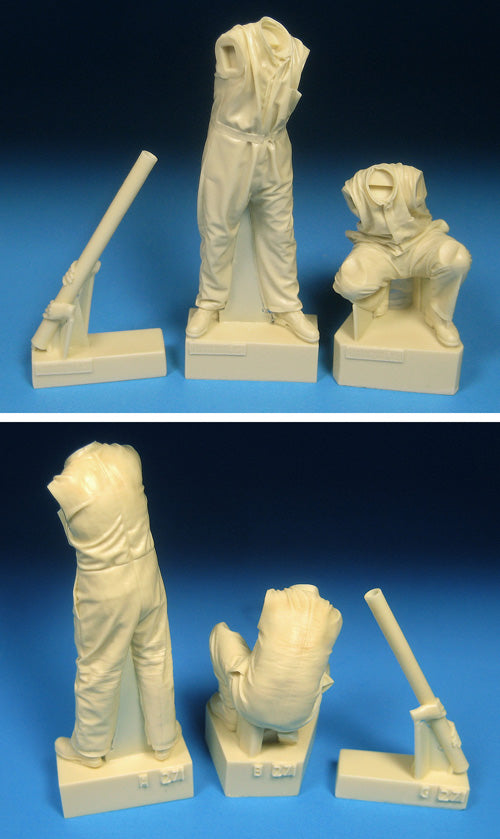 Barracuda Studios BCR24271 1:24 RAF Ground-crew Assembling Rocket