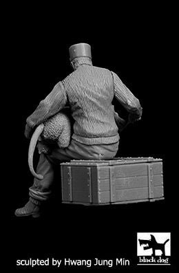 Blackdog BDF32084 1:32 WWI Escadrille Lafayete mechanic with lion cub