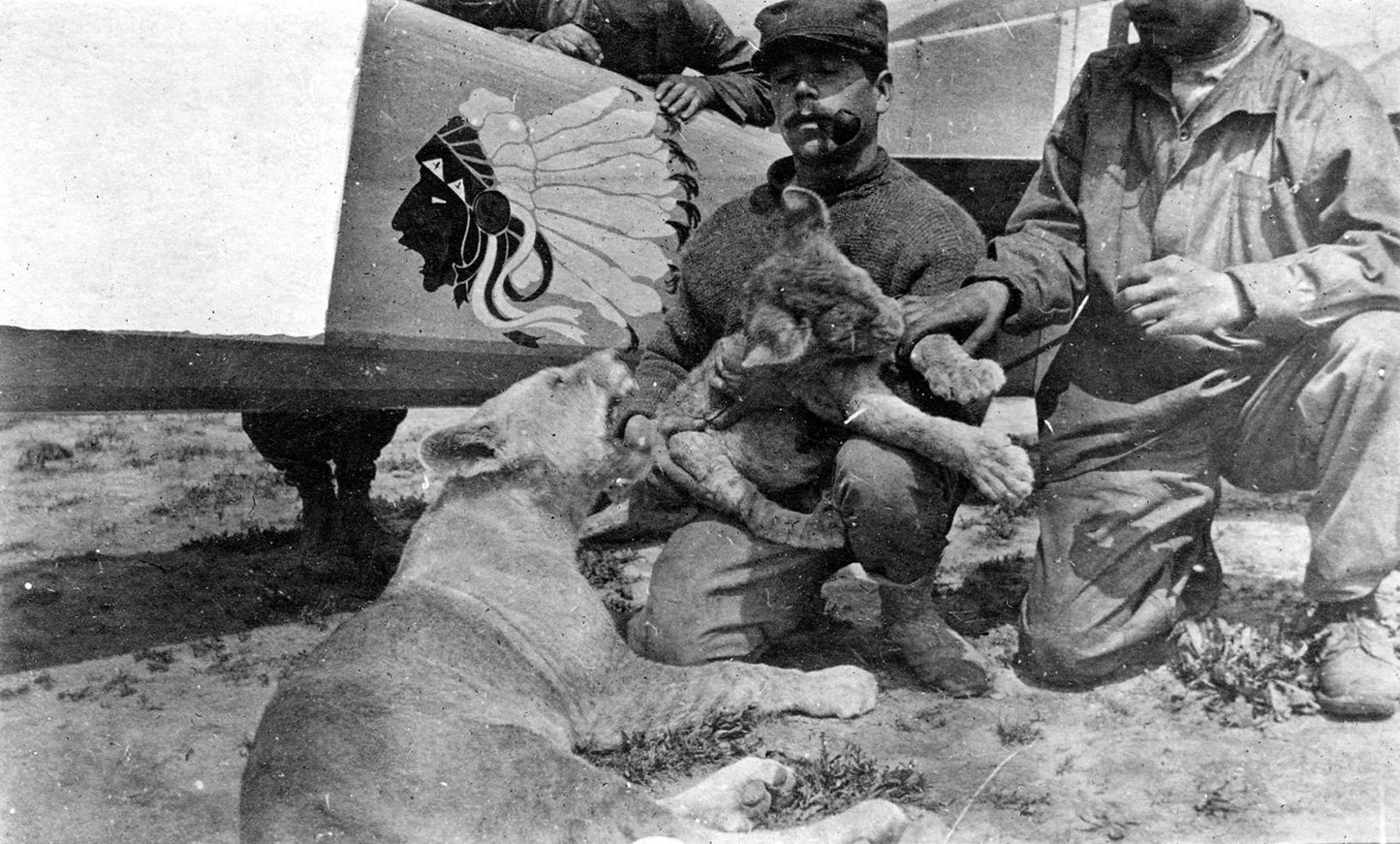 Blackdog BDF32084 1:32 WWI Escadrille Lafayete mechanic with lion cub