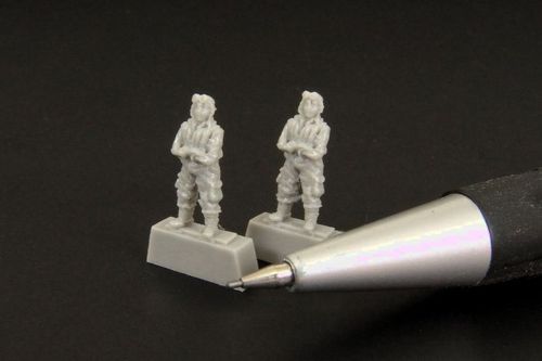 Brengun BRL144080 1:144 Japanese pilot WWII standing figures x 2
