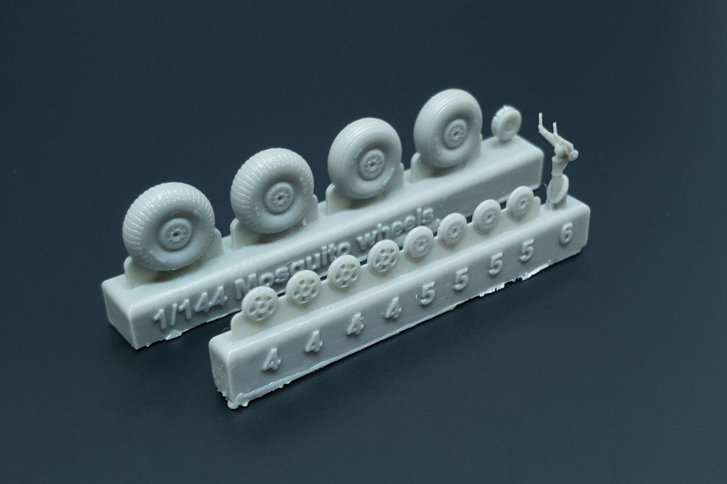 Brengun BRL144153 1:144 de Havilland Mosquito wheels resin cast wheels