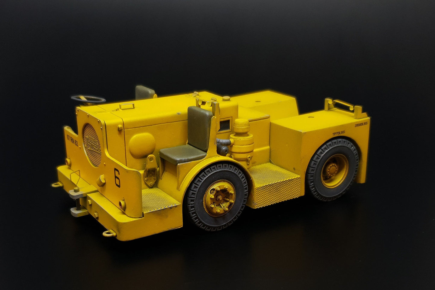 Brengun BRL32052 1:32 UK Flight Deck Tractor Tugmaster