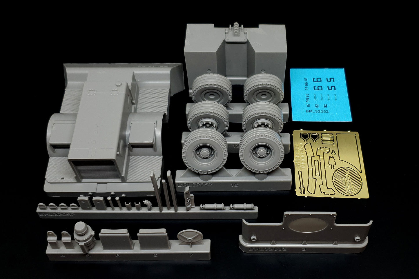 Brengun BRL32052 1:32 UK Flight Deck Tractor Tugmaster