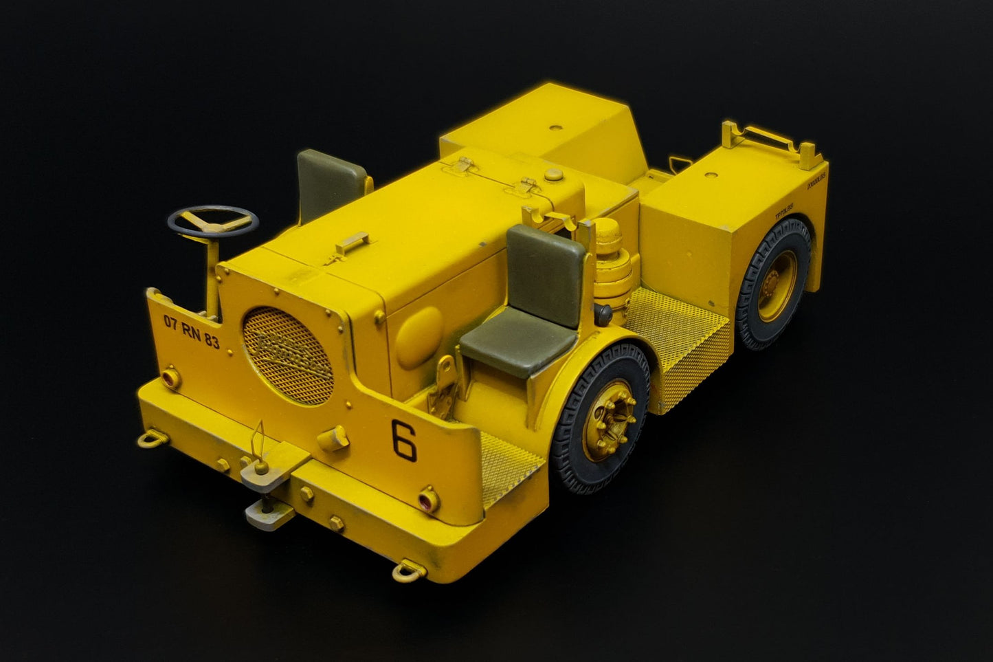 Brengun BRL32052 1:32 UK Flight Deck Tractor Tugmaster