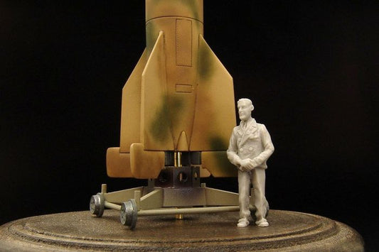 Brengun BRL72076 1:72 Werner von Braun--resin figure of German/US scientist