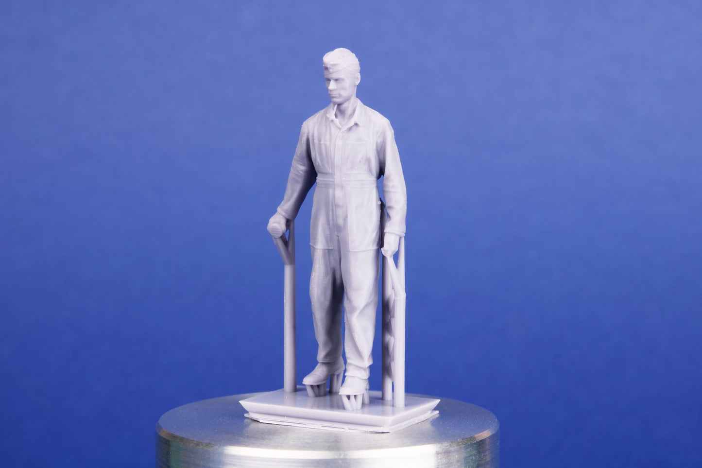 CMK CMF48405 1:48 RAF Mechanic with Accumulator Trolley