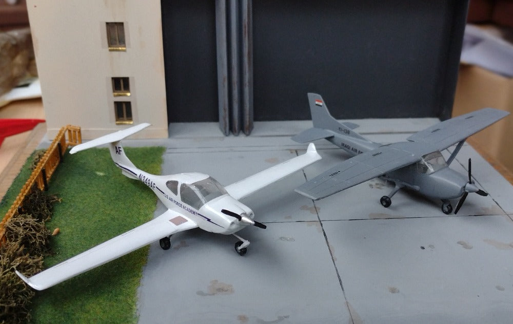 Decarli Model DECAR7222 1:72 Cessna 172 USAF & Iraqi Air Force