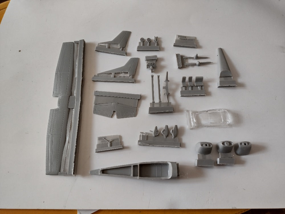 Decarli Model DECAR7222 1:72 Cessna 172 USAF & Iraqi Air Force