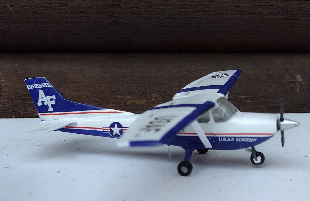 Decarli Model DECAR7222 1:72 Cessna 172 USAF & Iraqi Air Force