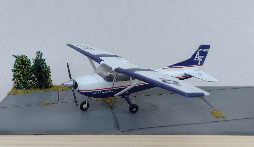 Decarli Model DECAR7222 1:72 Cessna 172 USAF & Iraqi Air Force