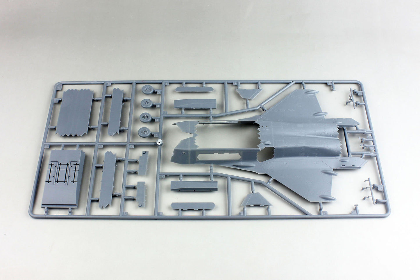 Dream Model DM720010 1:72 Chengdu J-20 'Mighty Dragon' in service version.