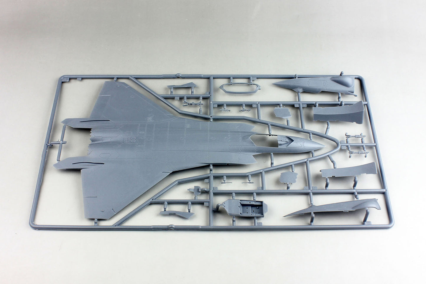 Dream Model DM720010 1:72 Chengdu J-20 'Mighty Dragon' in service version.