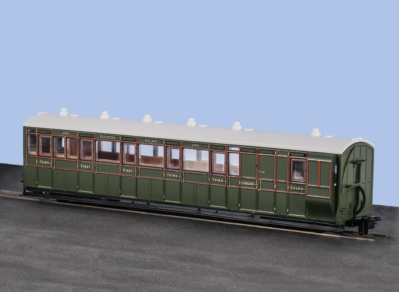 PECO GR-421B Brake Composite Coach SR Livery No 6993 OO9 Gauge