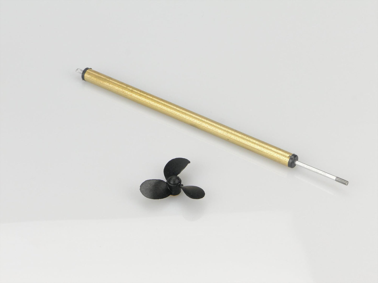 Radio Active Prop 3BL 30mm / Shaft 100mm (4") RMA3045/S30