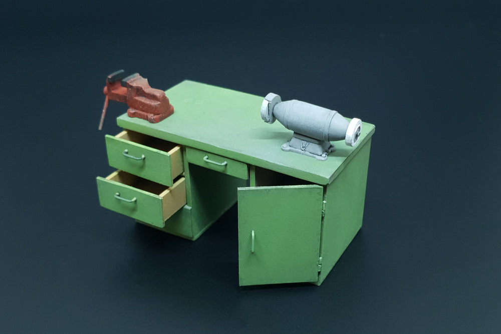 Hauler HLU35116 1:35 Workbench with table grinder and vise