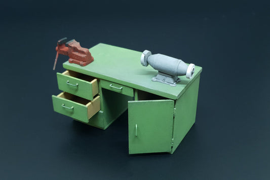 Hauler HLU35116 1:35 Workbench with table grinder and vise