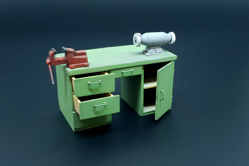 Hauler HLU35116 1:35 Workbench with table grinder and vise