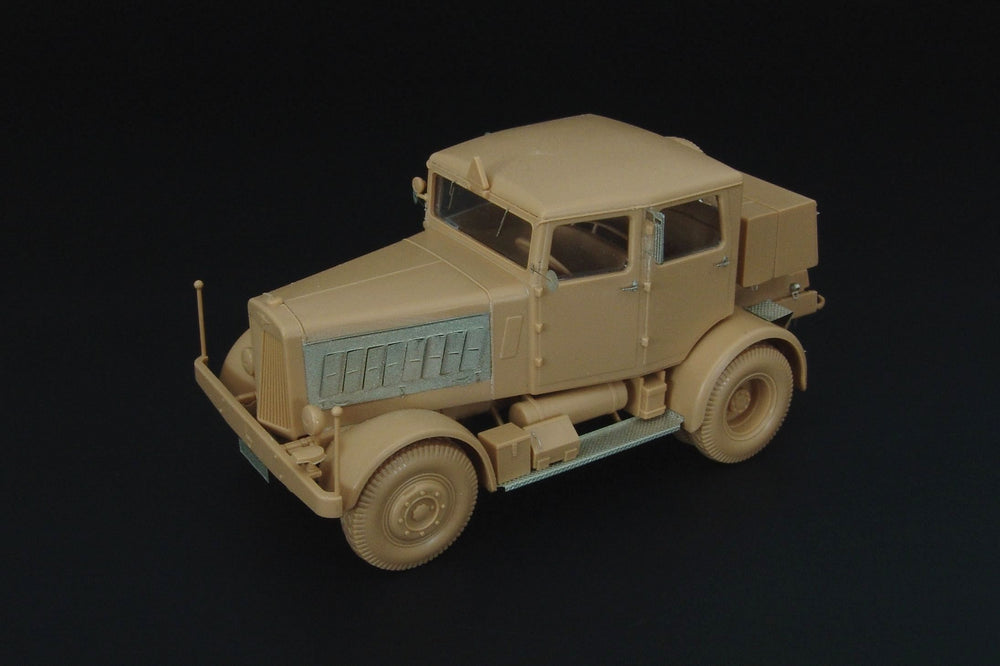 Hauler HLX48386 1:48 Hanomag SS-100 German Heavy Tractor