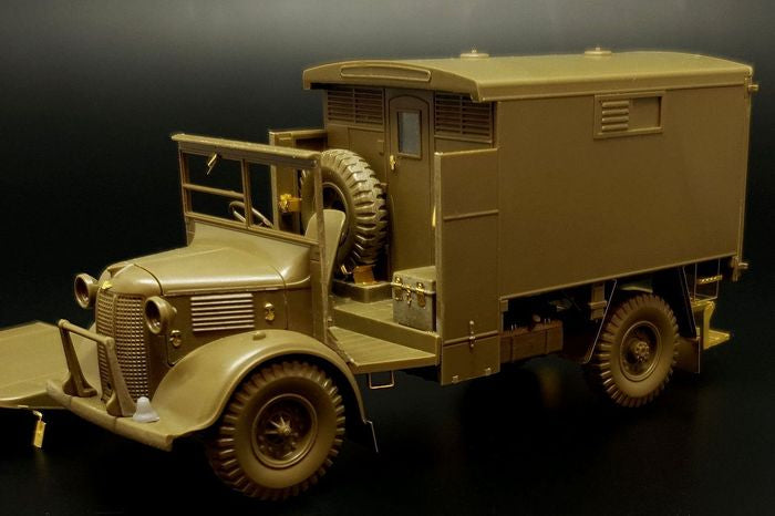 Hauler HLX48410 1:48 British 2-ton Austin K2 4x2 Ambulance