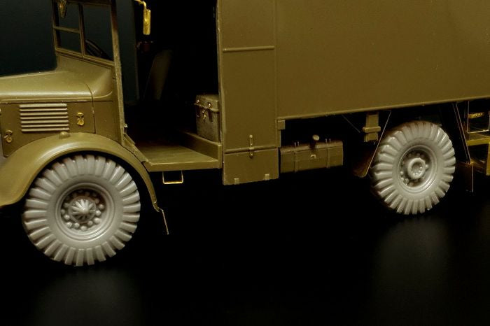 Hauler HLX48411 1:48 British 2-ton Austin K2 4x2 Ambulance WHEELS