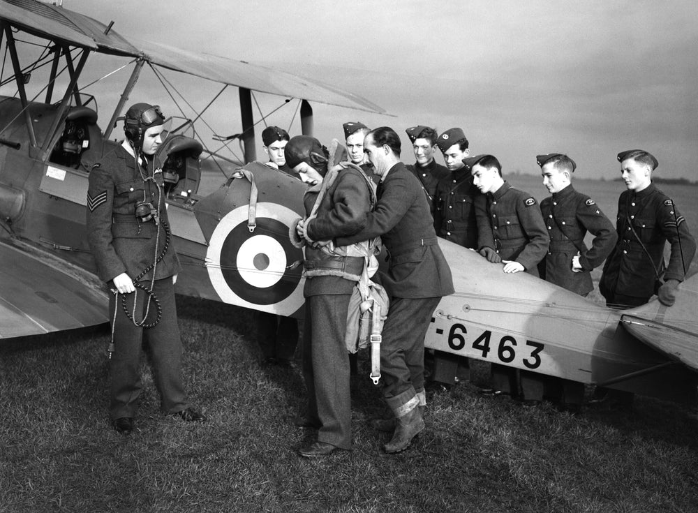 ICM UA ICM32037 1:32 de Havilland DH.82A Tiger Moth with WWII RAF cadets