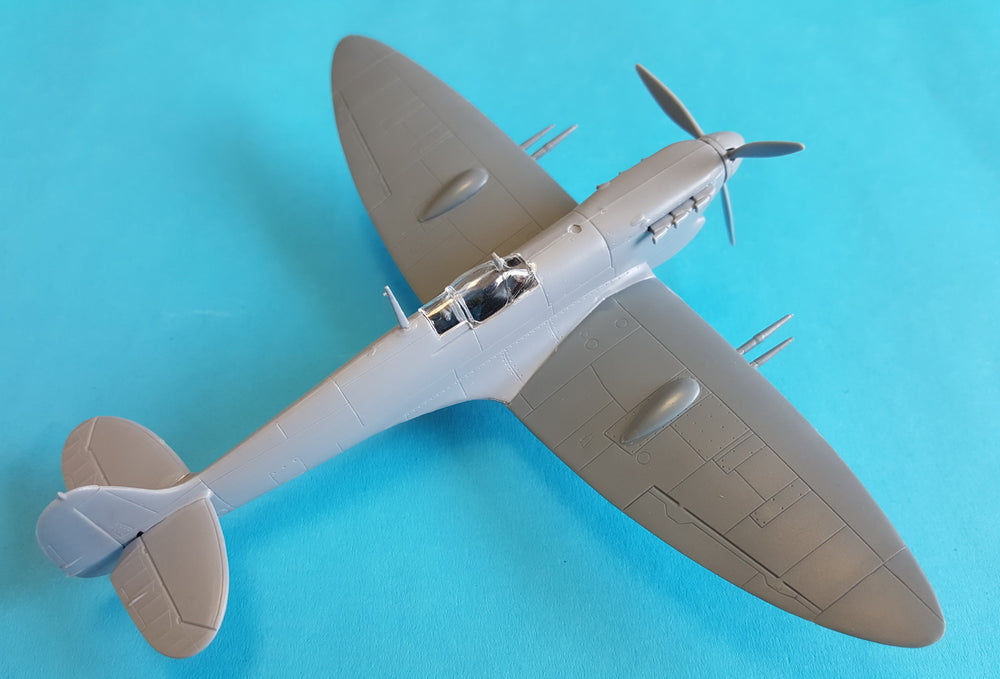 KP KPM72121 Spitfire Mk.VC Four Barrels Over Malta 1:72