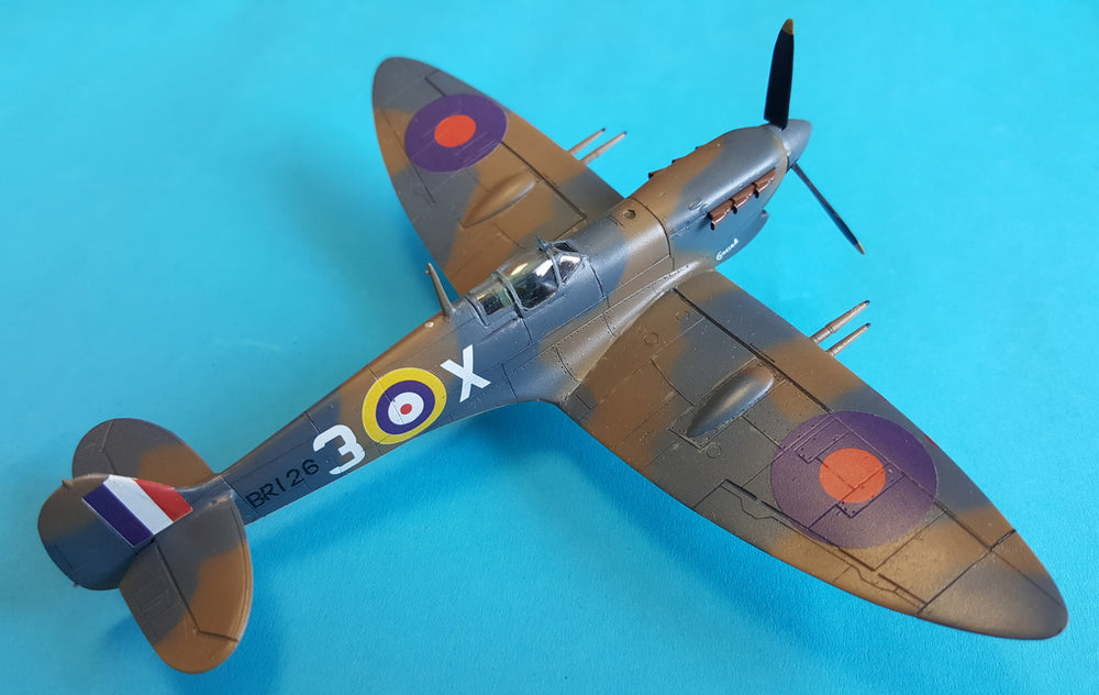 KP KPM72121 Spitfire Mk.VC Four Barrels Over Malta 1:72